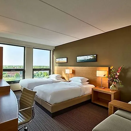 Hyatt Place Airport Hotel 4*